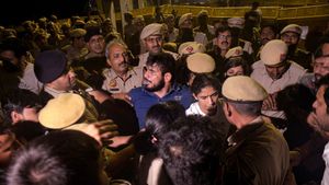 Jantar Mantar night scuffle: Delhi Police denies use of force against protesting wrestlers; 5 cops injured