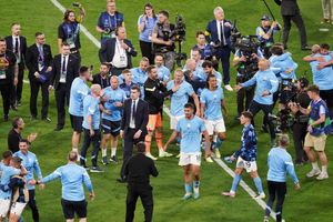 How do Manchester City’s treble-winners compare to Manchester United in 1998-99?