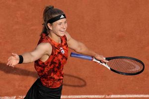 Karolina Muchova stuns Aryna Sabalenka to set up final showdown with Iga Swiatek