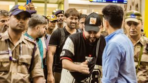 MS Dhoni arrives in Chennai for L.G.M Trailer and Audio Launch - Watch