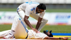 A bird? A flying saucer? No, it's Mohammed Siraj - Watch India pacer take a one-handed stunner