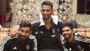 Jasprit Bumrah-led India Leave For Ireland on Independence Day, Rinku Singh Among Others Pose For Pictures