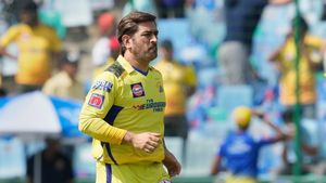 MS Dhoni gives lift to young Ranchi cricketer - Netizens not happy for two reasons