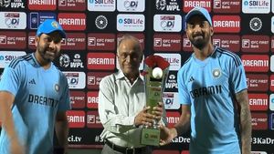 India vs Australia 3rd ODI: Rohit Sharma shows amazing gesture to KL Rahul and Saurashtra players - Watch