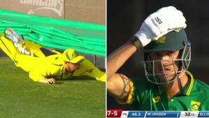 South Africa vs Australia: 'Superman' Sean Abbott - Twitter reacts as South African takes one-handed stunning catch!