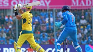 IND vs AUS: Dinesh Karthik rightly predicts RCB teammate Maxwell's move as Kuldeep Yadav clean bowls Australian