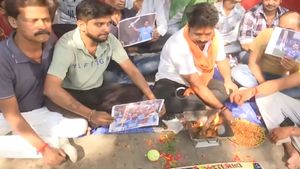 Havan Karenge! Fans in Varanasi perform Fire Ritual ahead of India vs England World Cup 2023 Match in Lucknow
