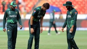 PAK vs SL: Pakistan superstar Shaheen Afridi having his worst days in India, bowls 9-ball over with injured finger