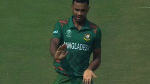 SA vs BAN: Shoriful Islam copies Hrithik Roshan's dance move after cleaning Reeza Hendricks' stump in Mumbai