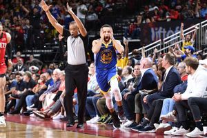 NBA: Curry's late 3-point barrage lifts Warriors over Rockets