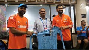 ICC World Cup 2023: Team India Present Signed Jersey To Long-Serving DDCA Dressing Room Attendant Vinod Kumar - Watch