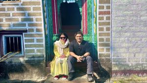 MS Dhoni visits ancestral village in Almora with wife, spends time with Locals - Watch