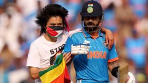 IND vs AUS World Cup 2023 Final: Man Wearing 'Stop Bombing Palestine' T-shirt Invades Field, Hugs Virat Kohli