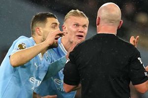 Erling Haaland criticises referee Simon Hooper on social media after City draw