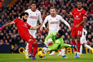 Liverpool held by Manchester United as Arsenal move top of Premier League