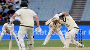 AUS vs PAK: Five runs coming in a ball without a boundary or No Ball - Watch