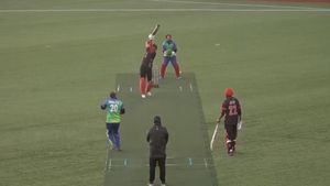 T10 Cricket World Record: Batsman scores 193 off 43 balls! Hits 22 sixes with a strike rate of 449