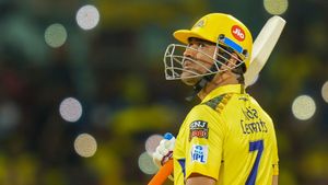 MS Dhoni's Brutally Honest Response to RCB Fan To Help Royal Challengers End IPL Trophy Drought Sparks Viral Sensation