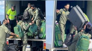 Pakistan players loading luggage in Truck! Fans react as Video in Australia goes viral