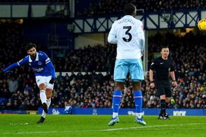 FA Cup: Everton edge past Crystal Palace and Forest see off Blackpool in extra time