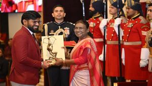 India's World Cup-winning captain 'overwhelmed' after receiving Arjuna Award, meets Mohammed Shami