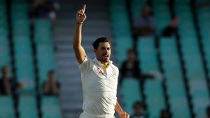 KKR celebrate 'perfect Starc day' after Pakistan batter loses his stumps against Australia - Watch
