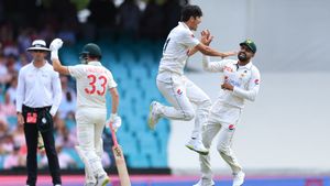 AUS vs PAK: Watch - Pakistan captain Shan Masood traps Steve Smith with incredible umbrella field