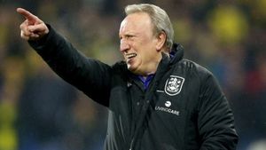 Aberdeen bring in veteran manager Neil Warnock to replace Barry Robson