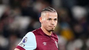 Kalvin Phillips makes costly debut error as West Ham draw with Bournemouth
