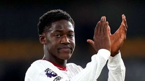 Erik ten Hag says playing with Casemiro will aid Kobbie Mainoo's development