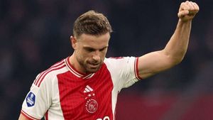 Ajax draw with PSV Eindhoven as Jordan Henderson makes debut