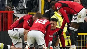 Man United's Lisandro Martinez set for at least eight weeks out with knee injury