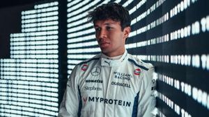 Alex Albon under contract until end of 2025 – Williams issue hands-off warning