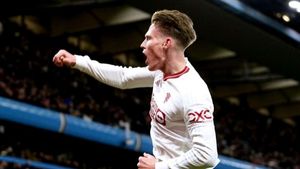 Manchester United: Diogo Dalot hails super sub Scott McTominay's never-say-die approach