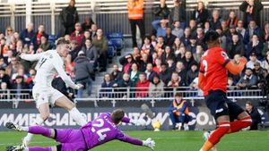 Premier League: Rasmus Hojlund scores twice as Manchester United hold off Luton