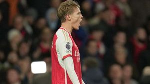 Arsenal captain Martin Odegaard snaps back at critics after celebrating win with cameraman
