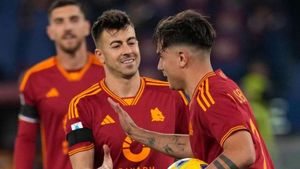 Paulo Dybala double helps earn Roma emphatic win over Cagliari