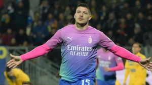 Super-sub Luka Jovic nets winner as AC Milan keep pressure on at top of Serie A