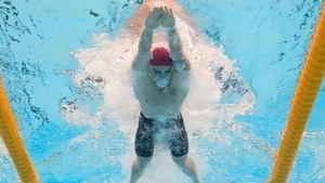 Adam Peaty qualifies fastest for 100m breaststroke final at World Championships