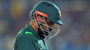 Babar Azam rattled by almost 6ft 8 inch tall pace sensation Mohammad Zeeshan in Peshawar Zalmi's practice match