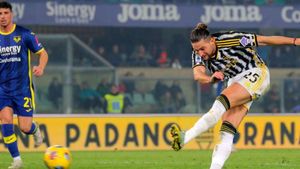 Juventus lose further ground in title race with draw at Verona