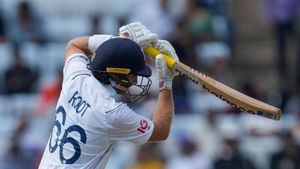 Joe Root finds form to steady England after frantic start against India
