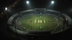 PSL 2024 Match Interrupted Briefly After Floodlights Go Off During Multan Sultans vs Islamabad United