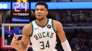 Giannis becomes Milwaukee's winningest player as Bucks cruise past Bulls