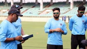 Delhi Capitals Gear Up for IPL 2024 with Intensive Training Session in Visakhapatnam; Rishabh Pant Headlines