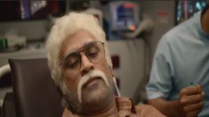 MS Dhoni in unimaginable Grandpa look for IPL 2024 - Watch