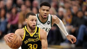NBA: Curry provides spark as Warriors end Bucks' winning streak