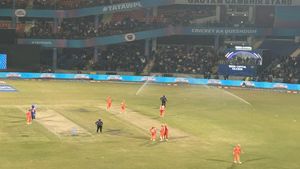 WPL 2024: MI vs GGT Match Stopped for a Bizarre Reason in Delhi - Watch