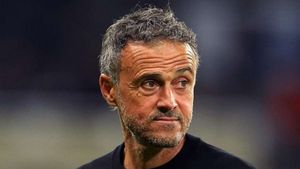Luis Enrique urges PSG to focus on Ligue 1 title tilt and not Barcelona clash