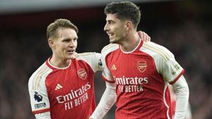 Title-chasing Arsenal go top after seeing off struggling Luton